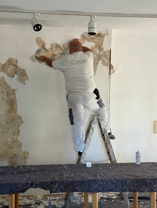 Maler bei der Arbeit an einer Innenwand