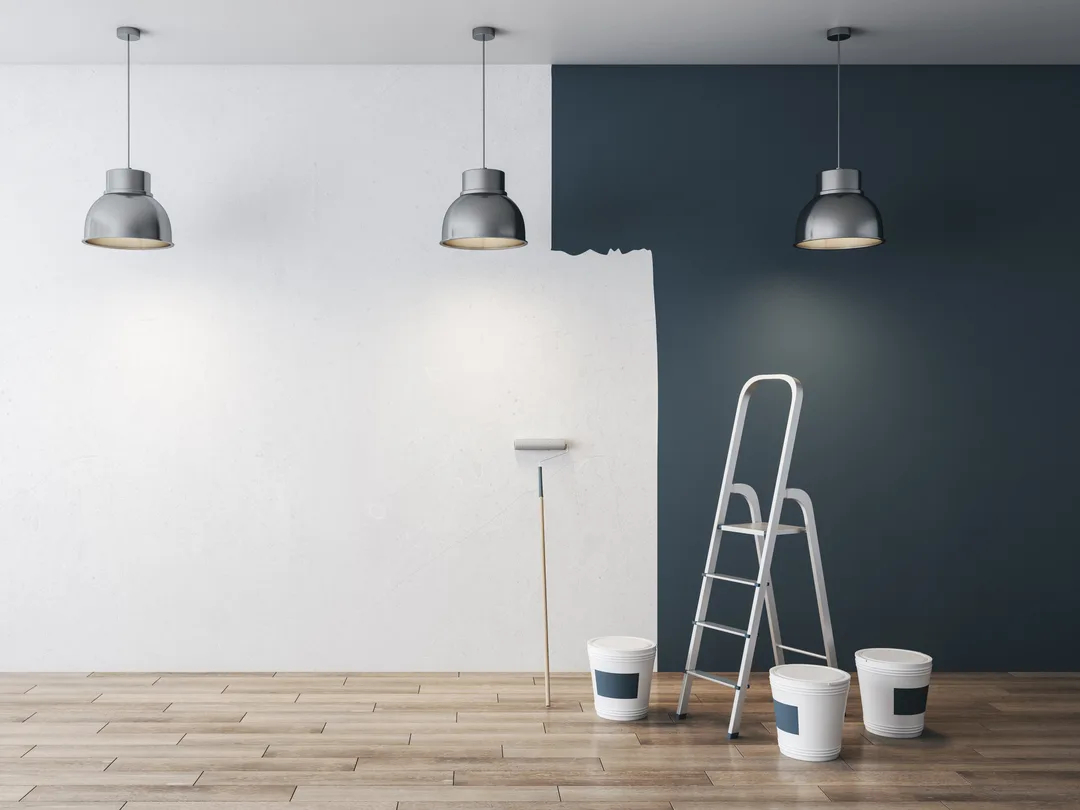 Renovierter Innenraum mit Leiter und Farbeimern